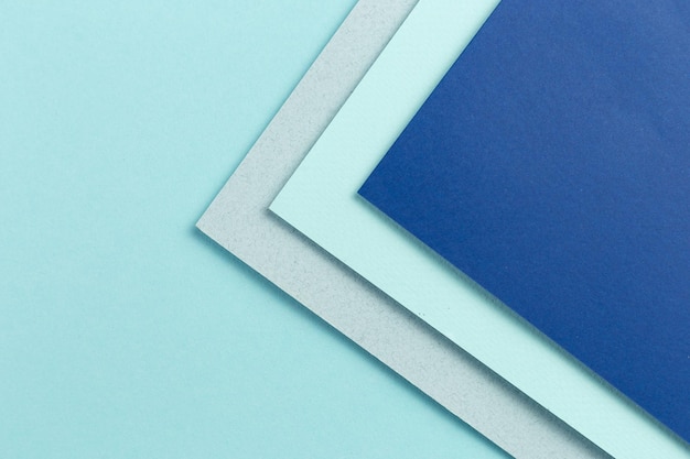 Material design fundo azul as folhas de papel artesanal são dobradas de maneiras diferentes uma foto