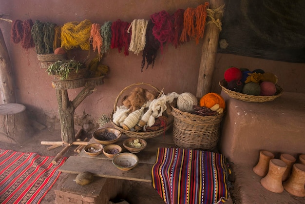 Material para la elaboración de artesanías textiles en una comunidad indígena del Perú.