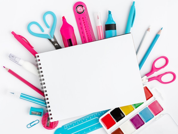 Foto material escolar colorido, maquete em branco branco caderno. conceito de educação