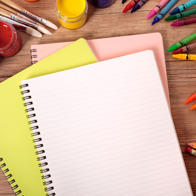 Foto material escolar com livros em branco