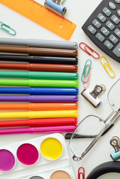 Material escolar de papelaria na mesa Treinamento e educação De volta à escola