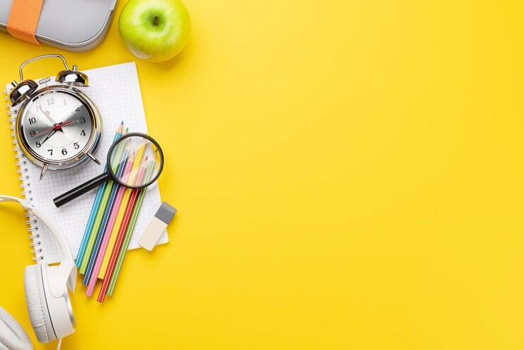 Foto material escolar e artigos de papelaria em amarelo