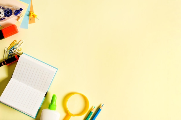 Material escolar em fundo amarelo usado para publicidade de Back to School