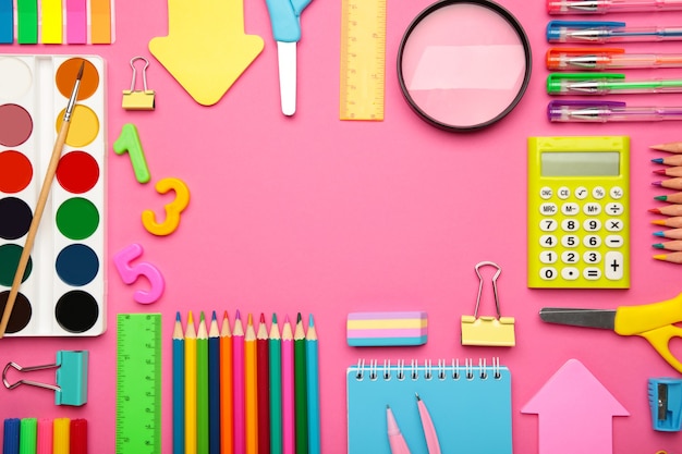 Material escolar em fundo rosa. De volta ao conceito de escola.