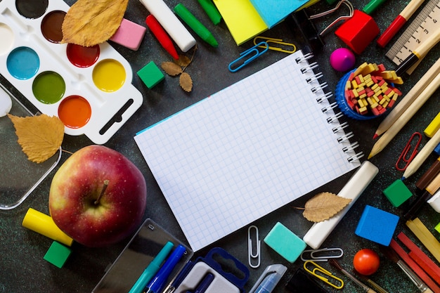 Material escolar em uma mesa preta