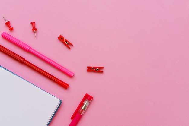 Foto material escolar em uma superfície rosa