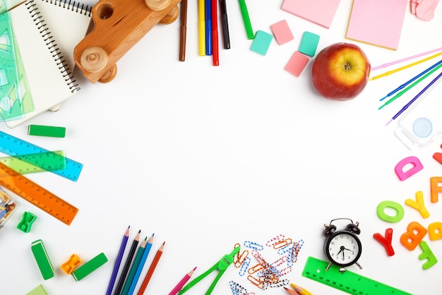 Material escolar: lápis de madeira multicoloridos, adesivos de papel, clipes de papel, apontador de lápis