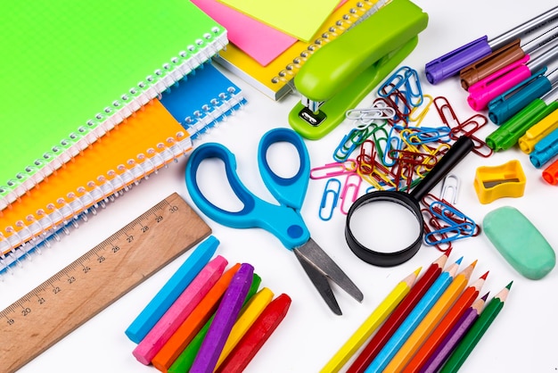 Material escolar y de oficina. Materiales de papelería coloridos.