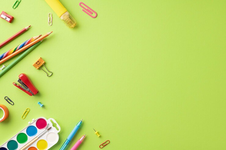Material escolar variado, incluindo lápis, canetas e clips de papel em um fundo verde claro, ideal para temas de volta à escola