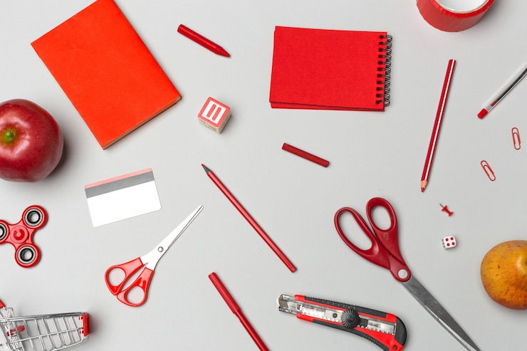 Foto material escolar vermelho em papel cinzento