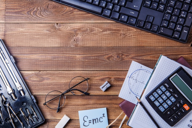 Material del estudiante en la mesa de madera con copyspace.