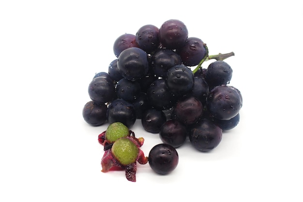 Material fotográfico de fruta fresca y uva sobre fondo blanco.