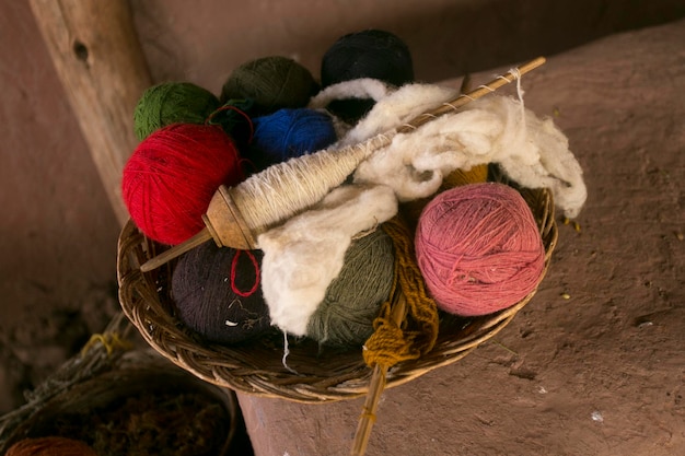 Material für die Herstellung von Textilhandwerk in einer indigenen Gemeinschaft in Peru.