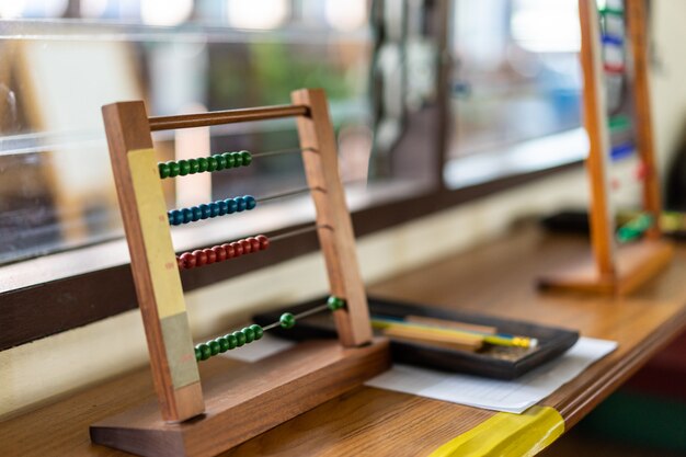 Material Montessori para entrenar el desarrollo de niños en el aula de preescolar