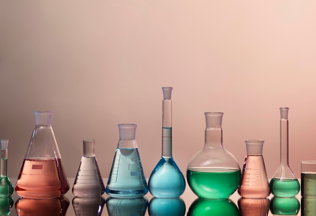 Foto material de vidrio de laboratorio que contiene arreglo líquido coloreado