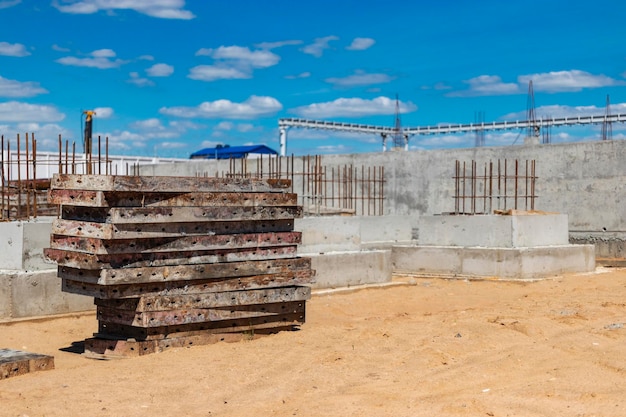 Materiales de construcción en un sitio de construcción Materiales preparados y piezas incrustadas para cimientos en un sitio de construcción Encofrado para enrejados y cimientos