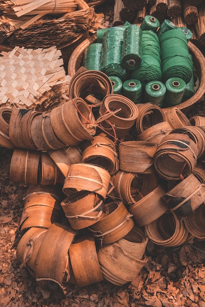 Materiales y equipos del producto tailandés OTOP de tejido seco de hierba Catathea como cestería.