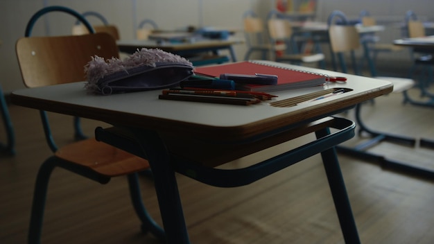 Materiales escolares para la educación en el escritorio Lápiz, lápices y cuaderno en la mesa