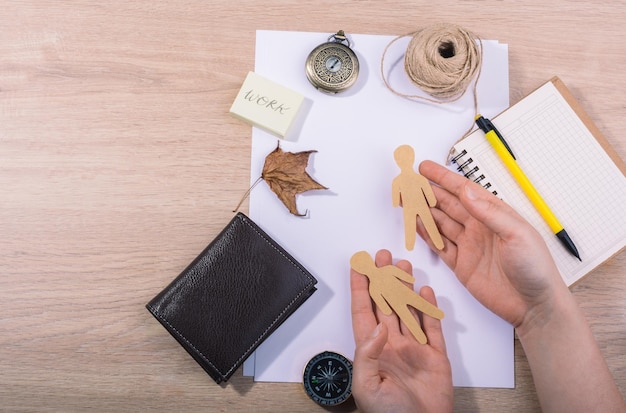 Foto materiales y herramientas para obras de arte manuales en un escritorio.