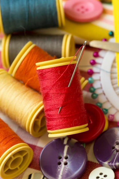 Materiales a medida; carrete de cuerda y botones de colores
