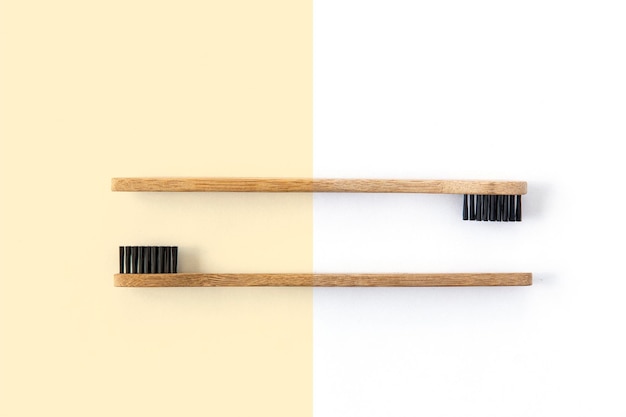 Foto materiales respetuosos con el medio ambiente cepillo de dientes de madera sobre fondo pastel estilo minimalista