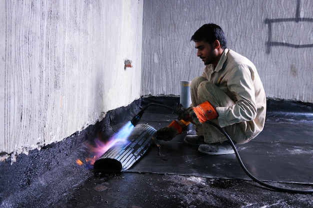 Materiales para el trabajo con fuego en el aislamiento de agua en la construcción