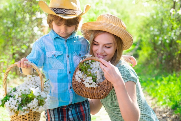 Maternidad madre e hijo hacen un picnic en el parque feliz primavera ocio tiempo en familia