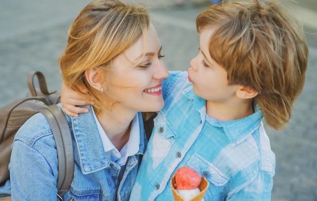 Maternidade criança com mãe come sorvete ao ar livre junk food delicioso sorvete de verão