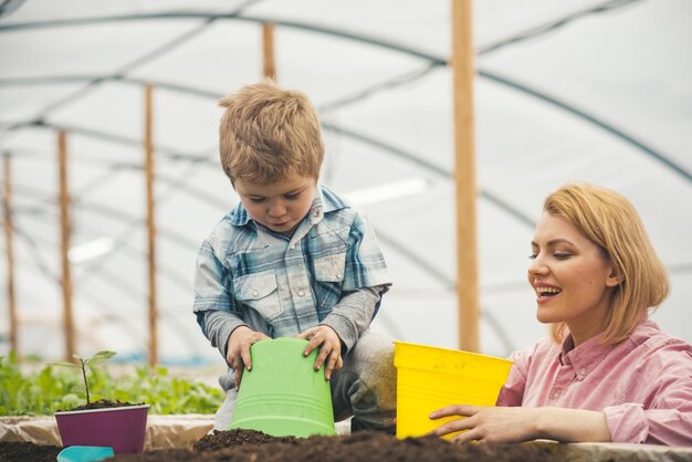 Maternidade maternidade feliz com mãe e filho no conceito de maternidade com efeito de estufa a maternidade é um presente para uma família feliz