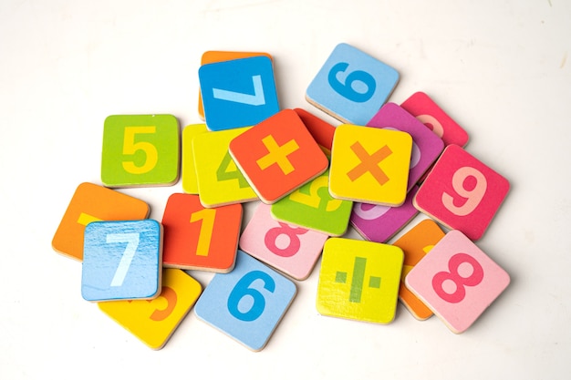Math Number colorido, conceito de ensino de aprendizagem de matemática de estudo de educação.