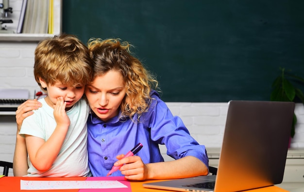 Mathematik für Kinder kleiner Junge lernt Hausaufgaben mit Mutter weibliche Lehrerin geben privat