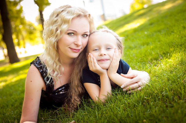 Mather y su hija en el parque.