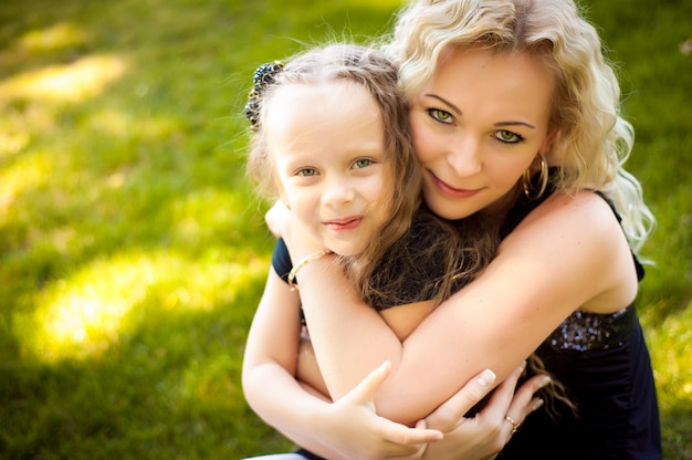 Mather y su hija en el parque.