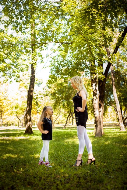 Mather und ihre Tochter im Park.