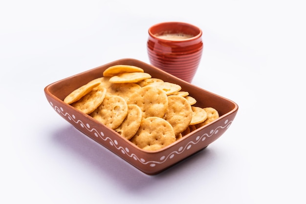 Mathri o mathari es un refrigerio indio de Rajasthani y un tipo de galleta escamosa, refrigerio a la hora del té