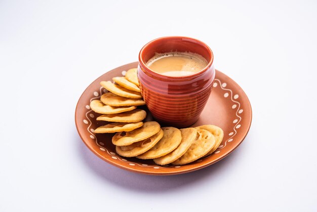 Foto mathri ou mathari é um lanche indiano do rajasthani e um tipo de biscoito flocoso para o lanche da hora do chá