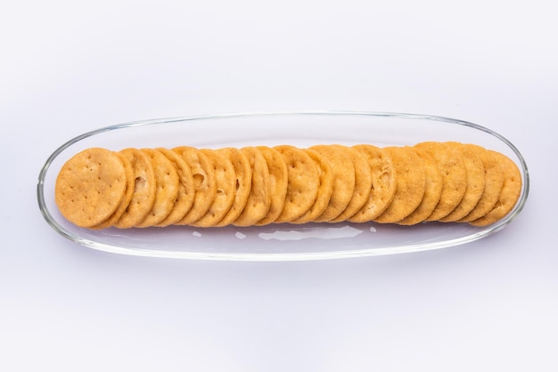 Foto mathri ou mathari é um lanche indiano do rajasthani e um tipo de biscoito flocoso para o lanche da hora do chá