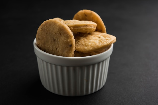 mathri ou mathari frito picante, que é um lanche indiano servido com uma xícara de chá, com foco seletivo