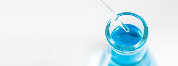 matraz de experimento de ciencia azul sobre fondo blanco, tubos de ensayo con líquido azul aislado en blanco
