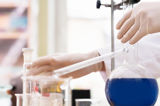 Matraz de retorta lleno de una sustancia azul en un laboratorio