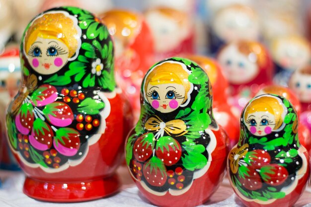 Matreshka de bonecas de ninho russas coloridas no mercado