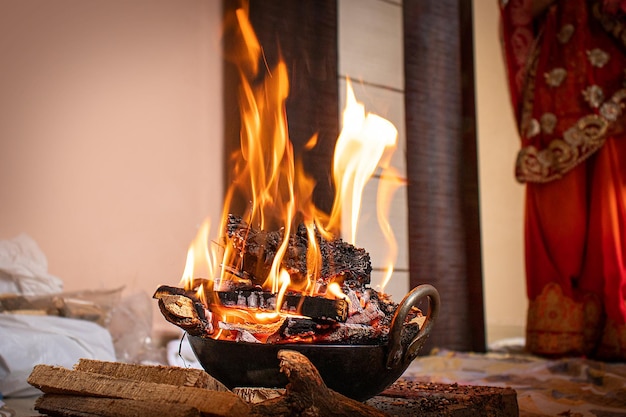 Foto matrimonio asiático y olla de fuego