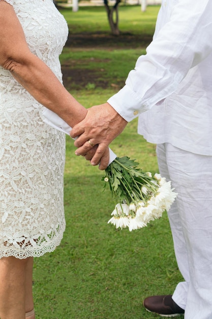 Matrimonio maduro con ramo de flores