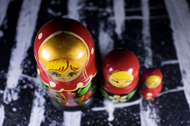 Matrioshka babushka muñecas rusas en pintura acrílica en blanco y negro