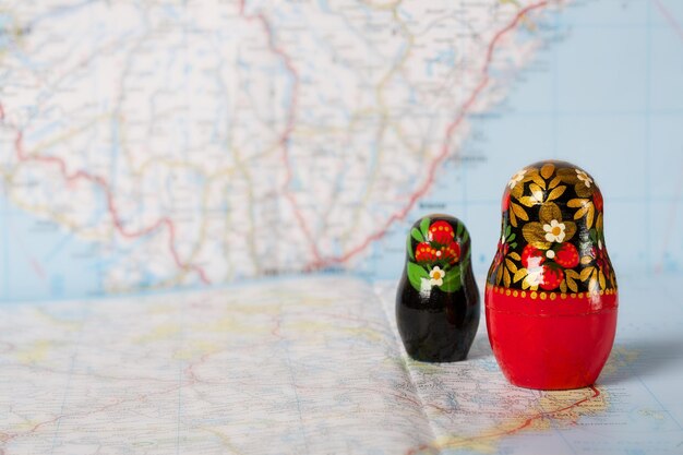 Matrioshka russa no estilo khokhloma em um mapa.