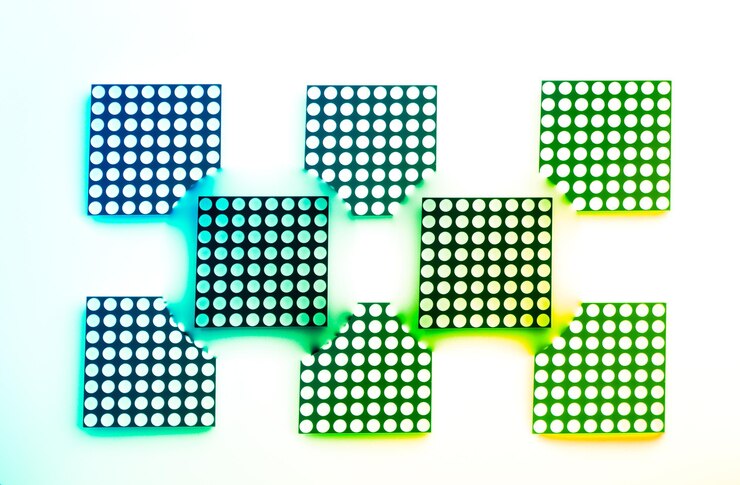 Foto matriz de leds. composición de matriz led colorida sobre fondo blanco aislado.