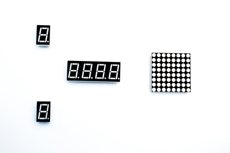 Foto matriz de leds. composición de matriz led con indicador digital sobre fondo blanco aislado.