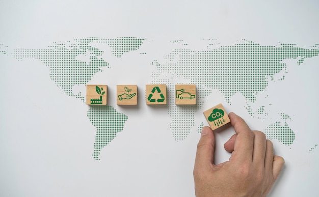 Matriz manual de reducción de CO2 Reciclar icono de fábrica verde en el mapa mundial para reducir la huella de carbono de CO2 y el crédito de carbono para limitar el calentamiento global del cambio climático Concepto de economía verde circular bio
