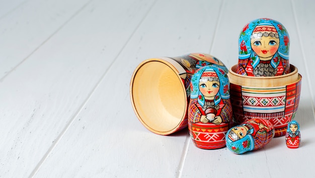 Matryoshka vermelho cinco. Brinquedo tradicional russo.