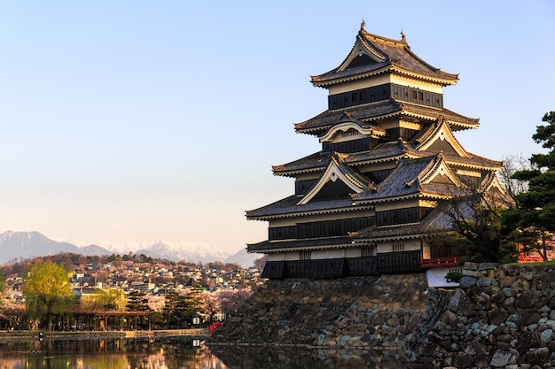 Matsumoto-Schloss mit warmem Licht am Morgen